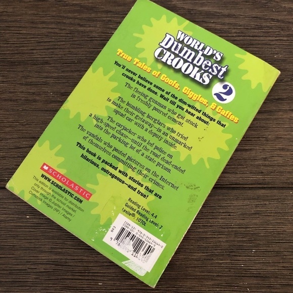 World’s Dumbest Crooks 2 by: Allan Zullo paperback book - Picture 3 of 3